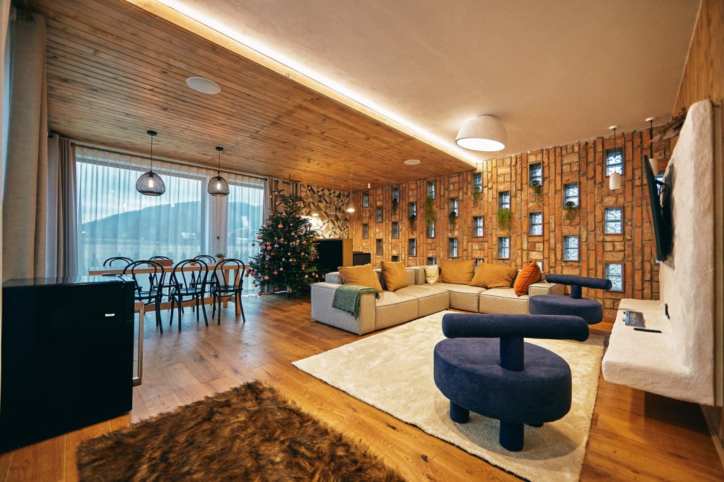 Design-ul caselor de oaspeți este eclectic, unde elementele tradiționale au fost modernizate