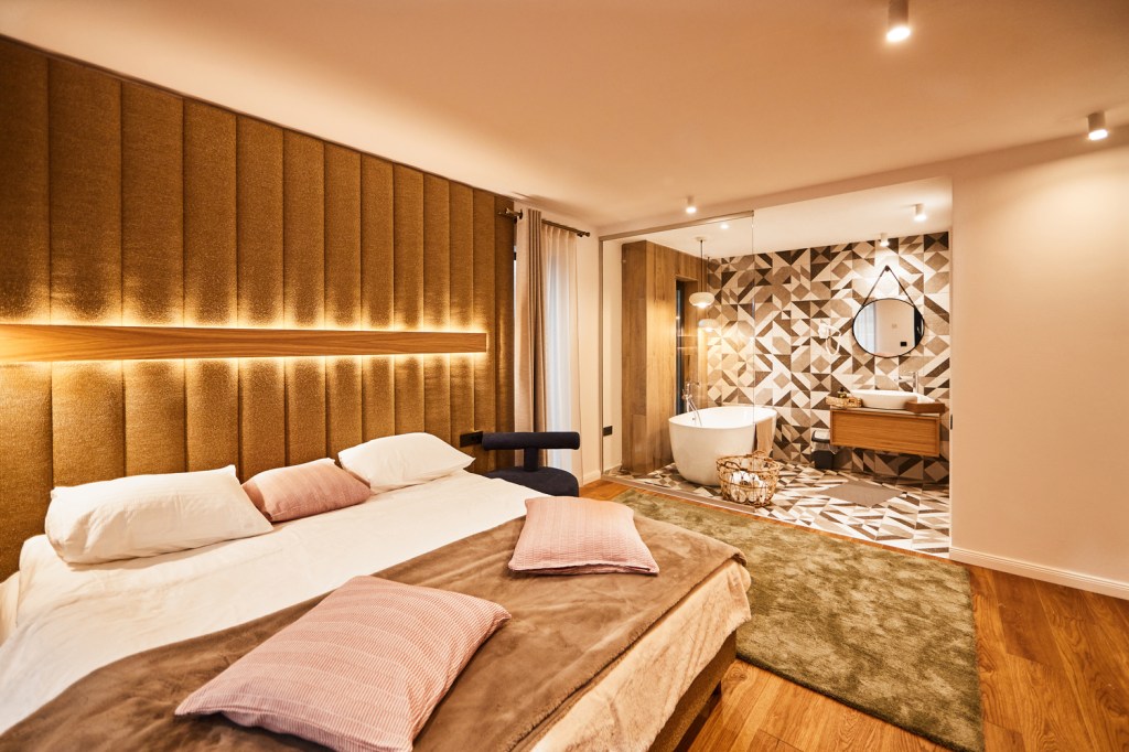 Design-ul caselor de oaspeți este eclectic, unde elementele tradiționale au fost modernizate