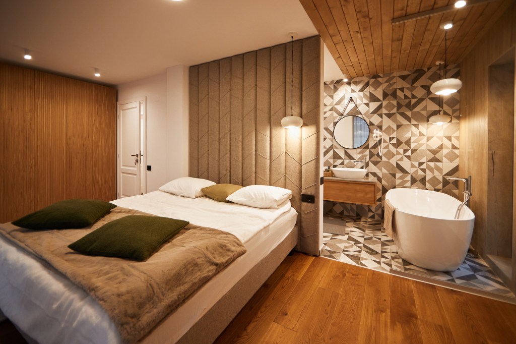 Design-ul caselor de oaspeți este eclectic, unde elementele tradiționale au fost modernizate