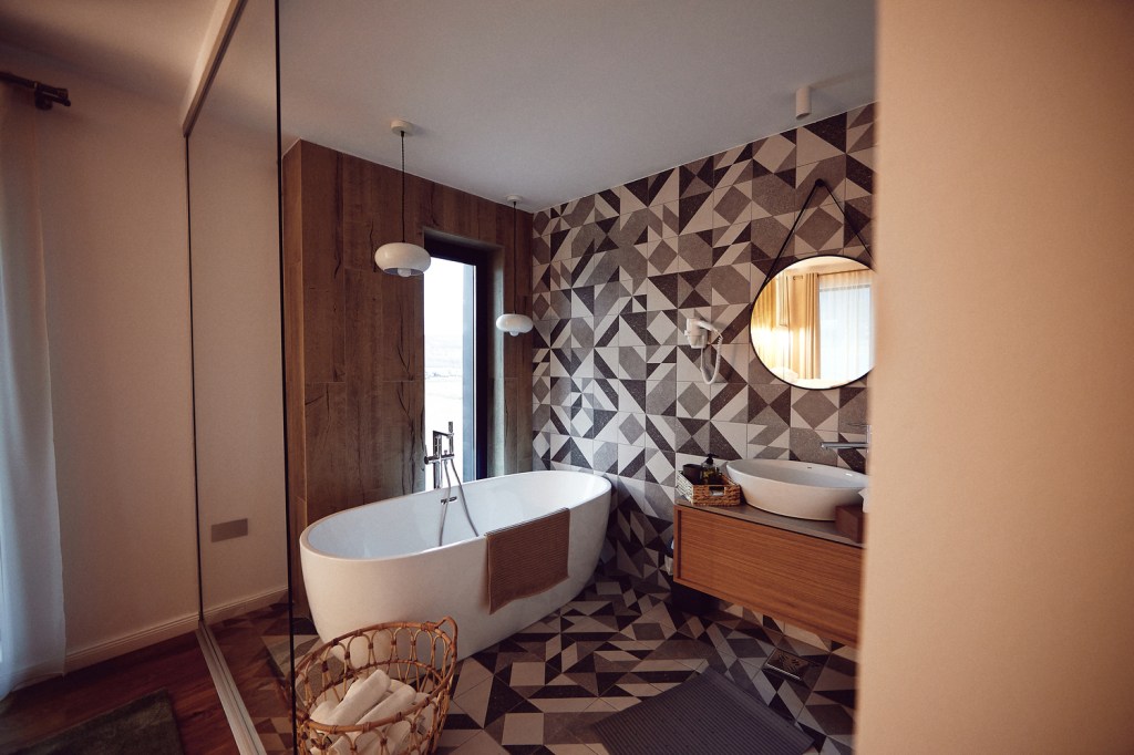 Design-ul caselor de oaspeți este eclectic, unde elementele tradiționale au fost modernizate