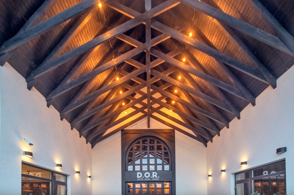 Restaurantul D.O.R. are și două case de oaspeți