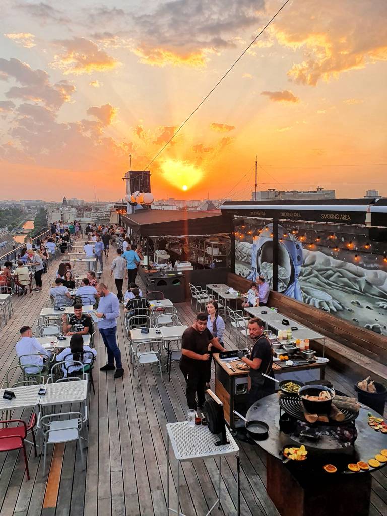 Linea /Closer to the moon