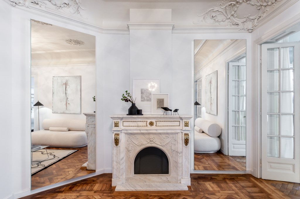 decor tavan cu stucaturi din ipsos amenajare casa de patrimoniu stil eclectic