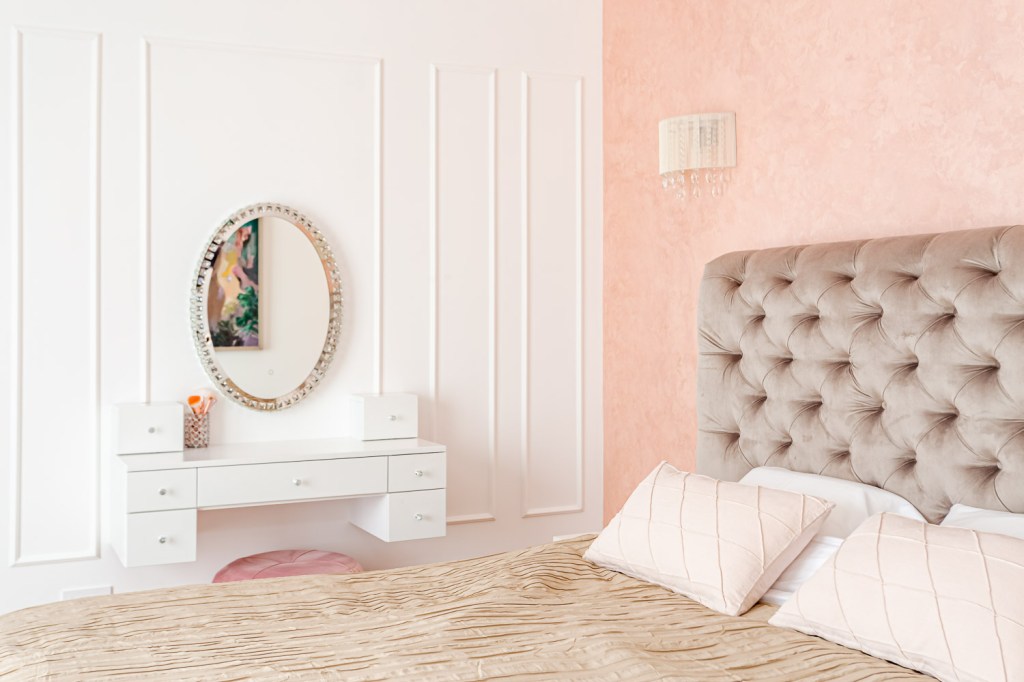 Amenajare casa Bucuresti iDecorate - dormitor matrimonial elegant perete roz