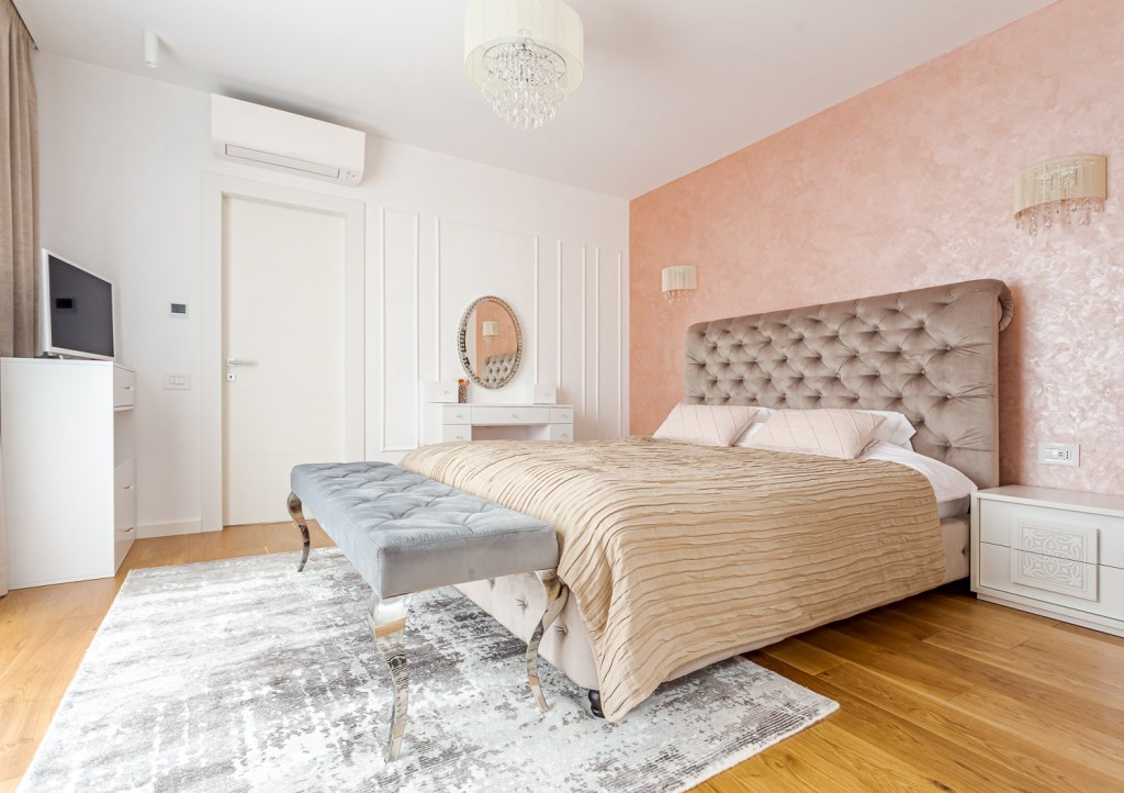 Amenajare casa Bucuresti iDecorate - dormitor matrimonial elegant perete roz