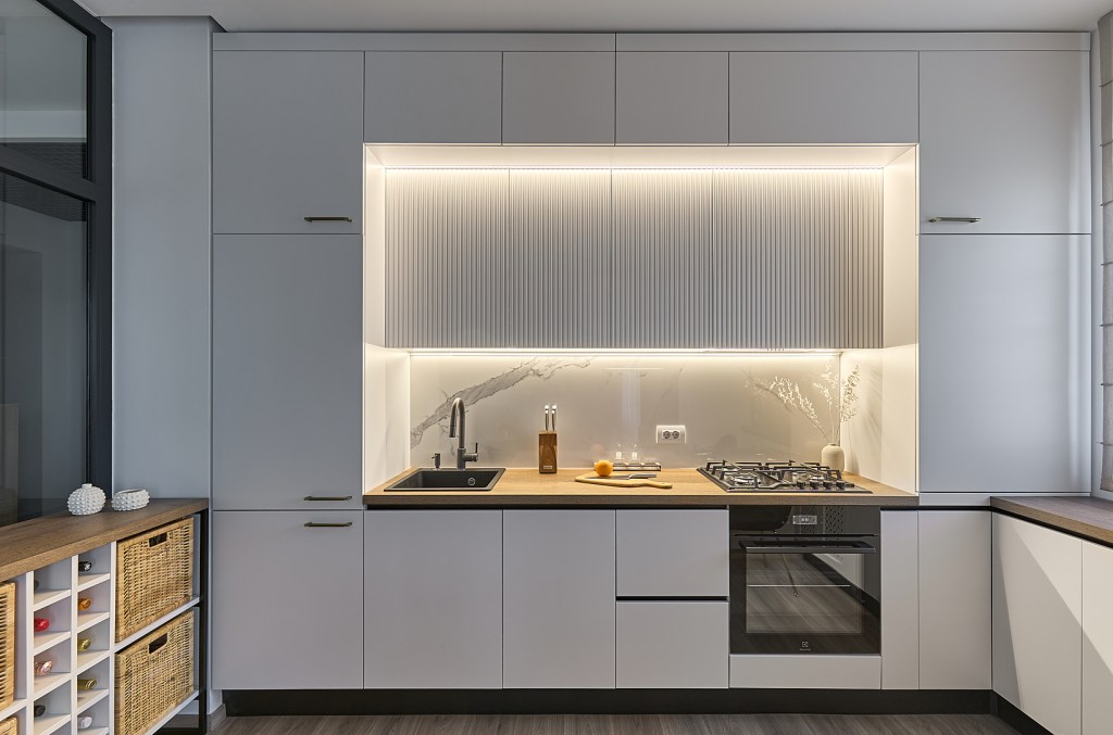 Bucatarie alba moderna - Amenajare apartament trei camere Bucuresti - Cristina Micu Interior Design (2)