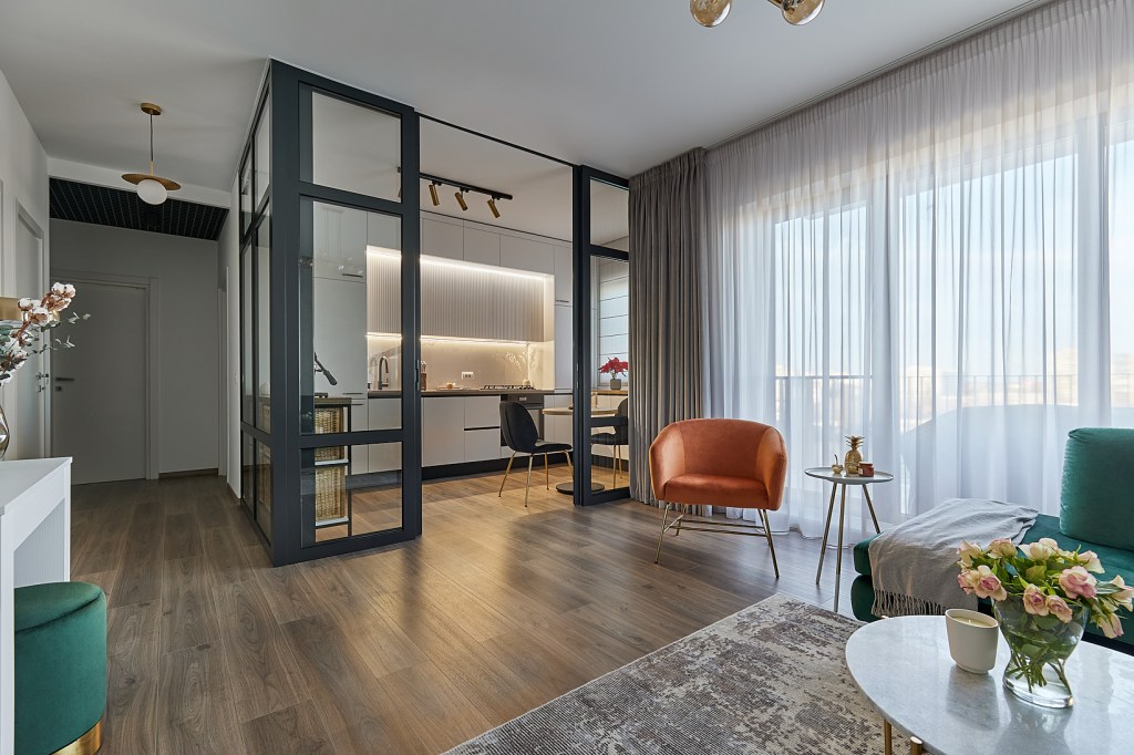 Bucatarie separata perete sticla rama metalica - Amenajare apartament trei camere Bucuresti - Cristina Micu Interior Design (1)