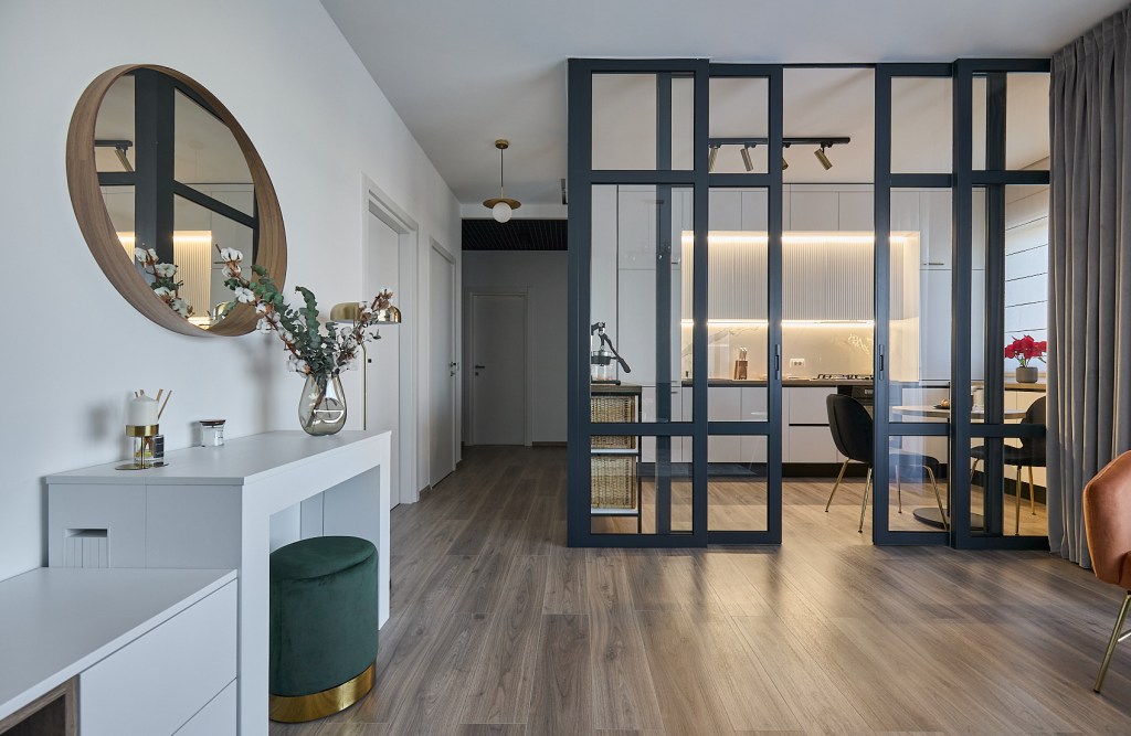 Bucatarie separata perete sticla rama metalica - Amenajare apartament trei camere Bucuresti - Cristina Micu Interior Design (3)
