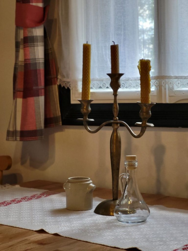 În mare parte, în casa de oaspeți, soțul lui Eniko a făcut mobilierul