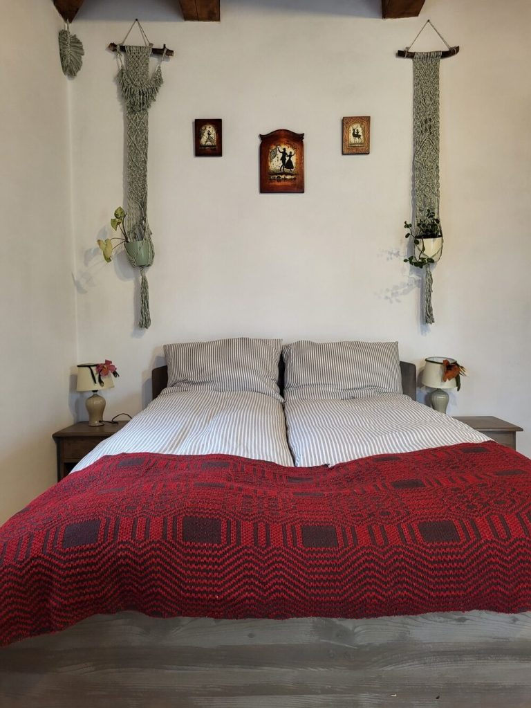 În mare parte, în casa de oaspeți, soțul lui Eniko a făcut mobilierul