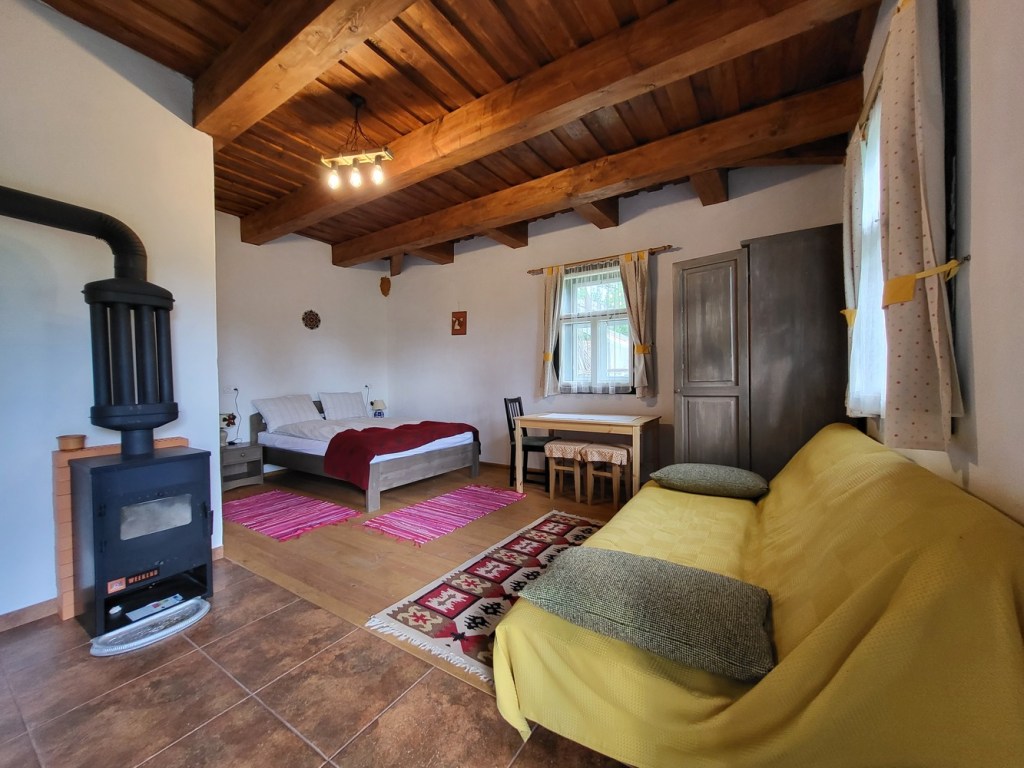 Proprietara își dorește oaspeți care apreciază atât arhitectura tradițională, cât și natura „lăsată în pace.”