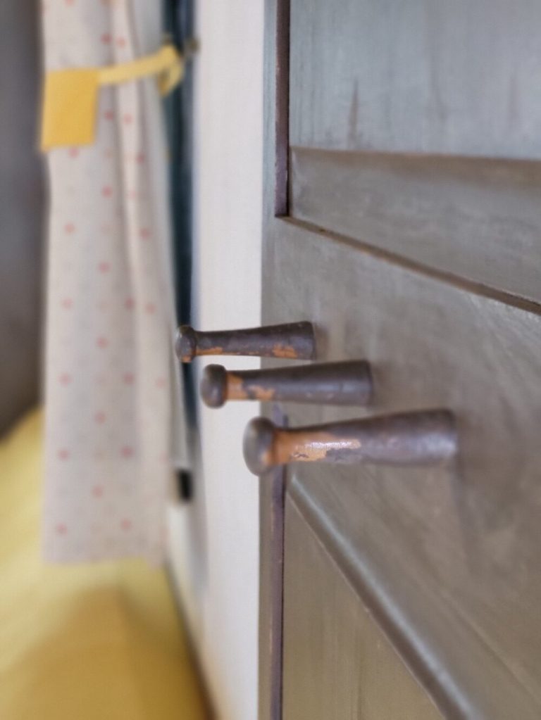 În mare parte, în casa de oaspeți, soțul lui Eniko a făcut mobilierul