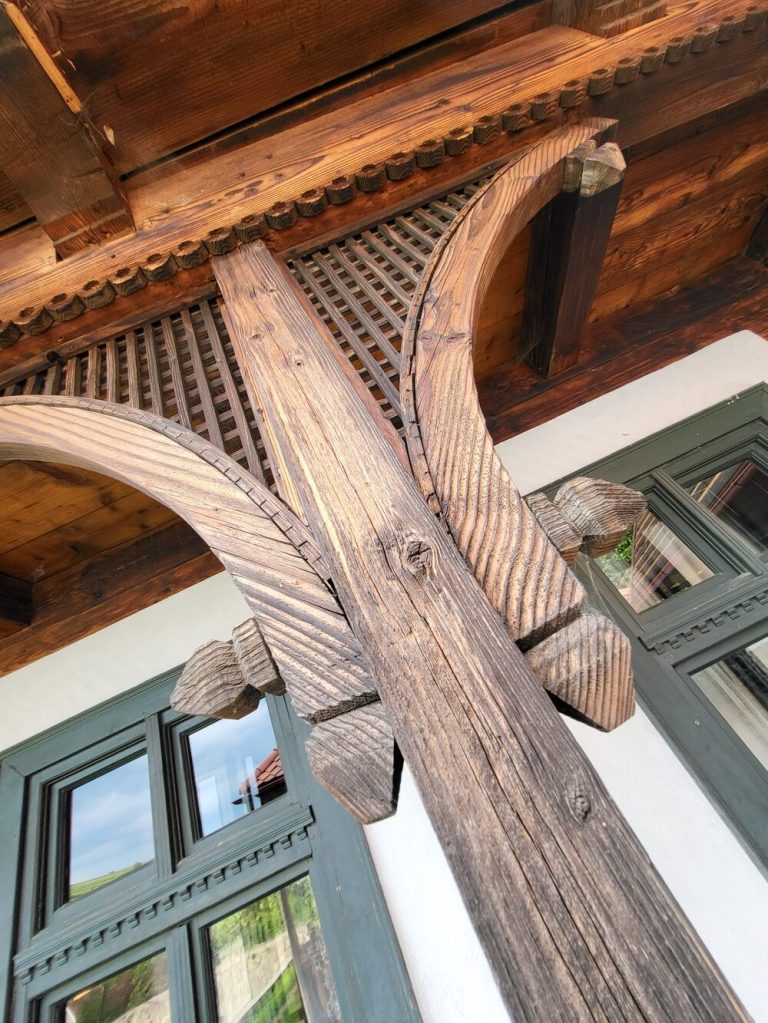 Ambele case sunt țărănești, secuiești, construite din grinzi de lemn.