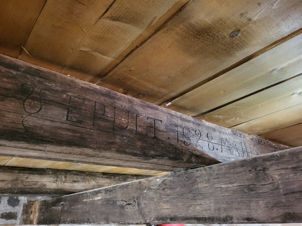 Ambele case sunt țărănești, secuiești, construite din grinzi de lemn.
