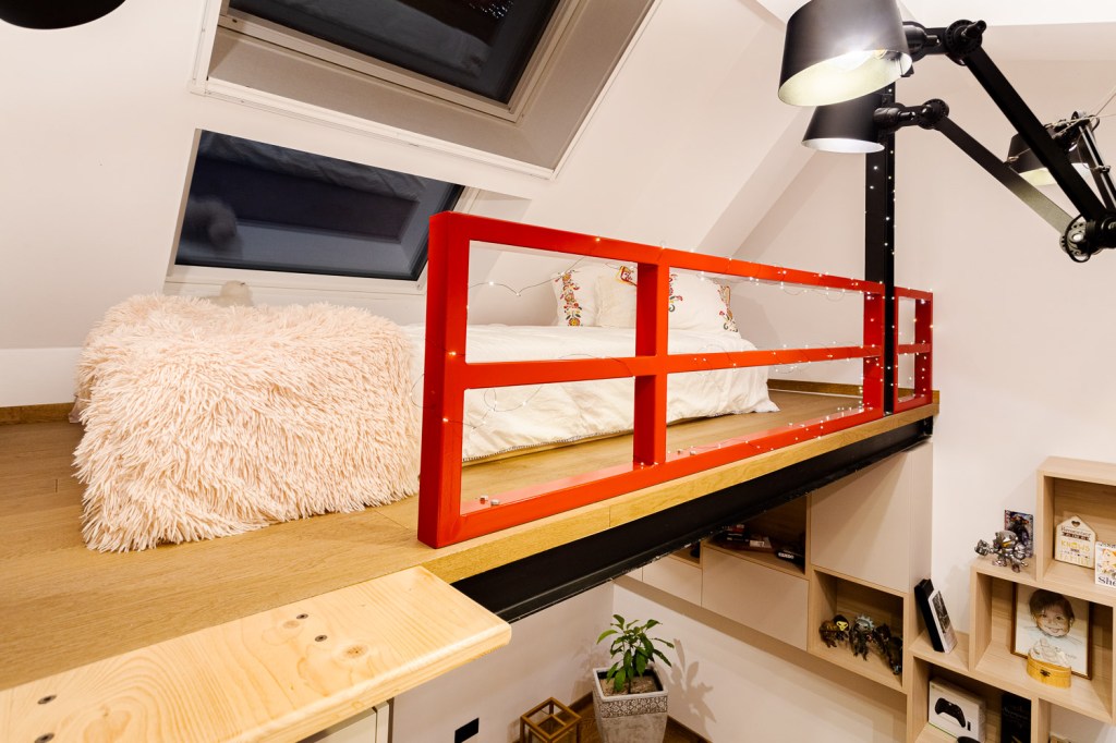 Camera copil pat sub fereastra Velux