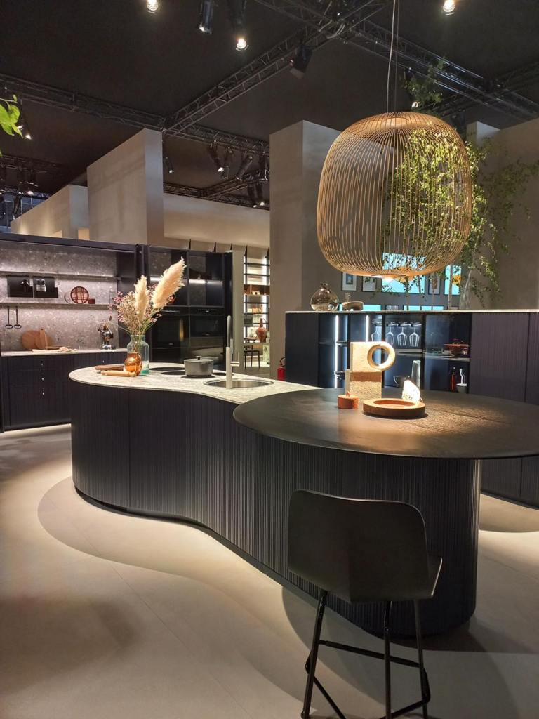 Cesar Kitchens - bucatarie insula curba Tangram