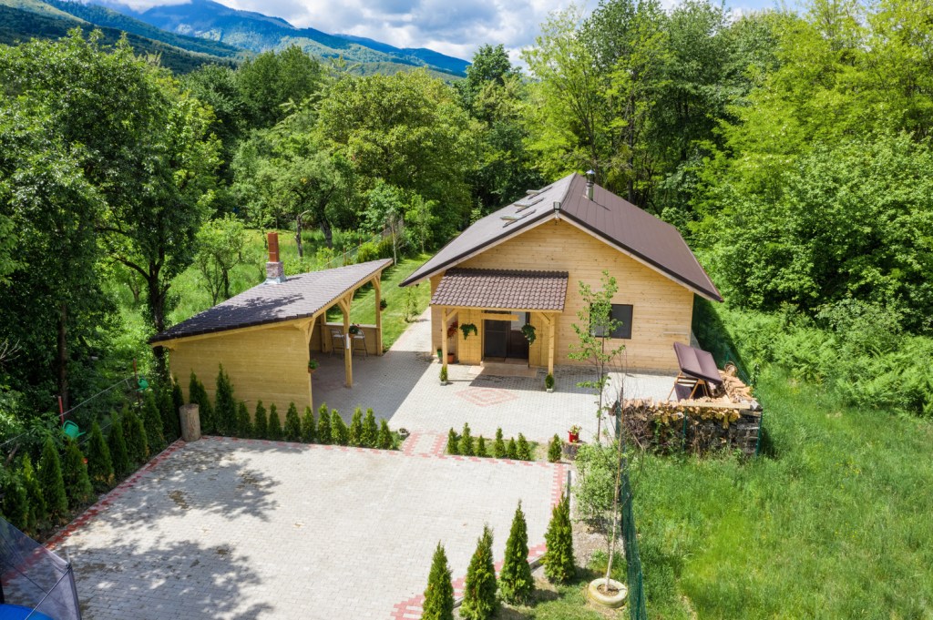 Familia s-a mutat în Viștișoara, unul dintre cele mai autentice sate din Transilvania
