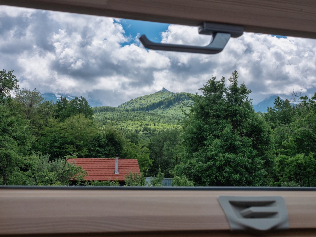 Cei doi au construit casa de la zero, cu ajutorul meșterilor locali