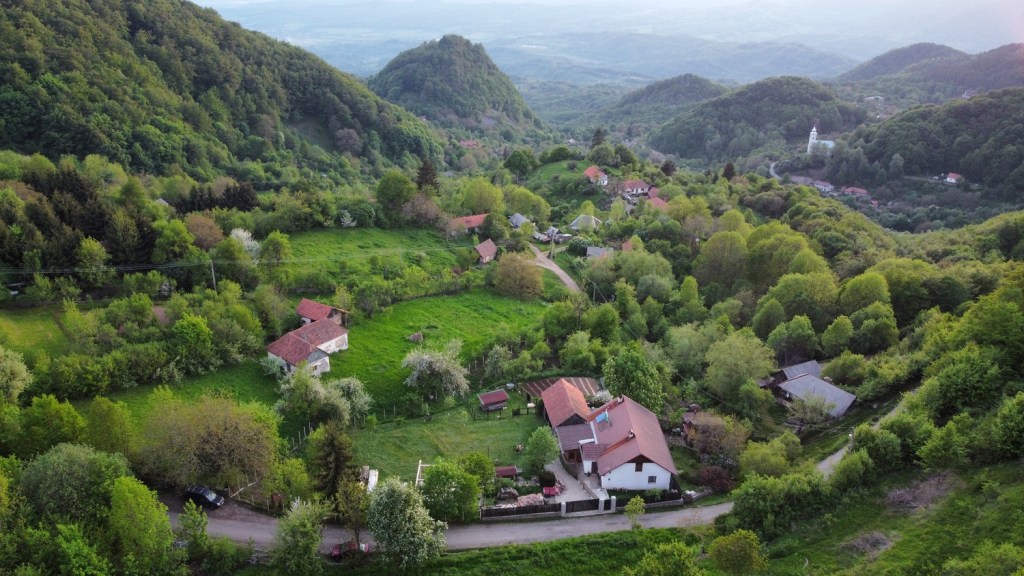 Cabana și împrejurimile văzute din dronă