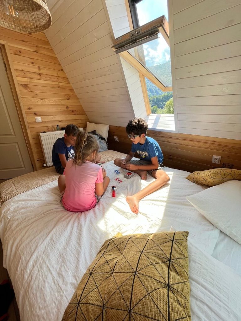 Maria, Marius și cei doi copii ai lor vin la cabană de trei ori pe săptămână