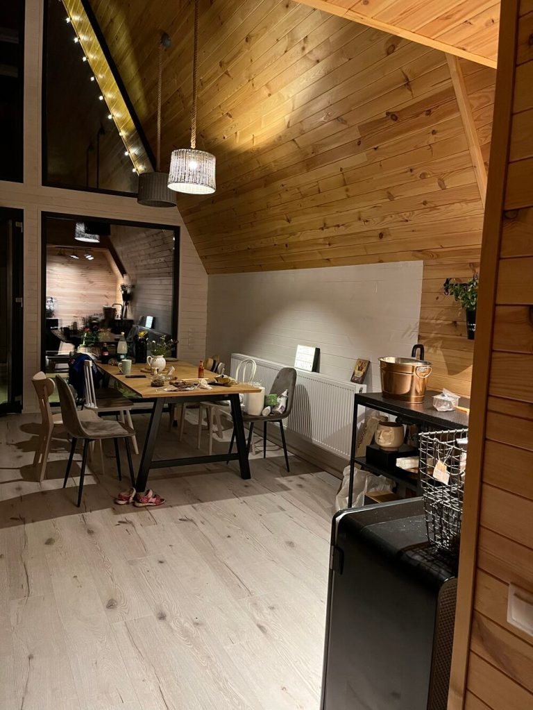 Construcția a costat 110.000 de euro, iar mobilierul undeva la 15.000 de euro