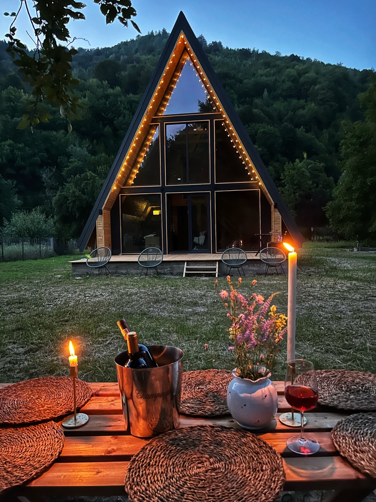 Cabana este în localitatea Mălaia, județul Vâlcea, pe drumul care duce spre Transalpina