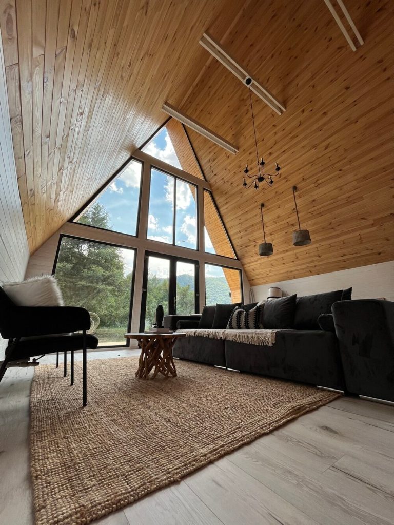 Maria s-a ocupat atât de design, cât și de mobilier