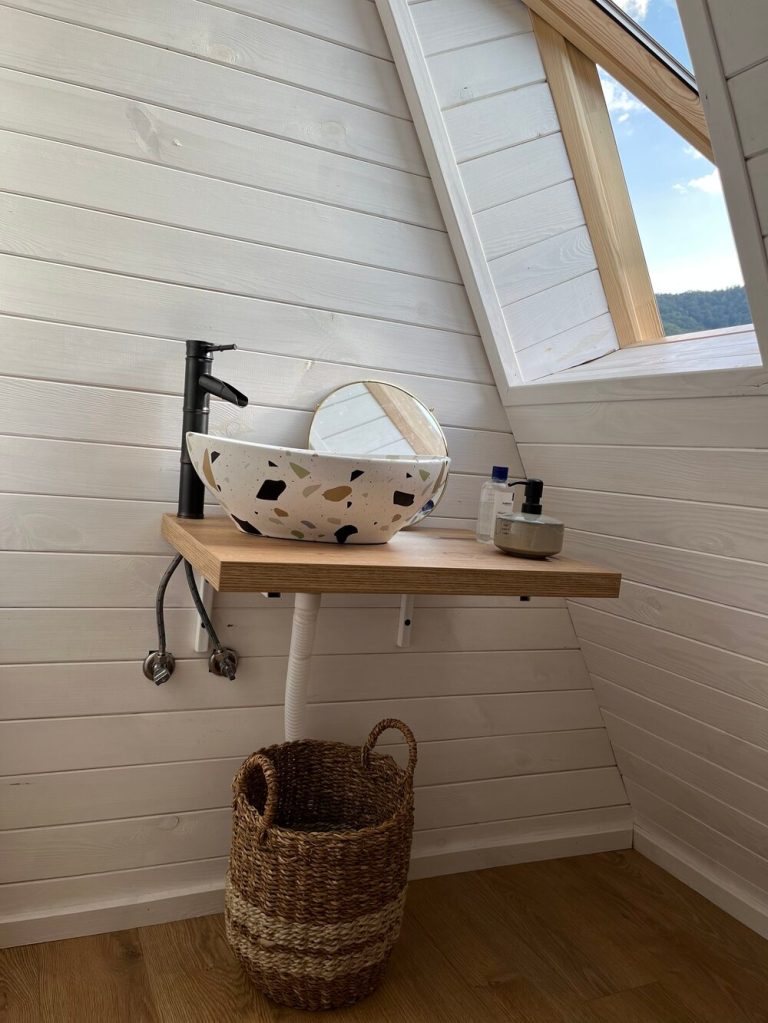 Maria s-a ocupat atât de design, cât și de mobilier