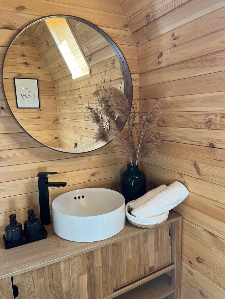 Maria s-a ocupat atât de design, cât și de mobilier