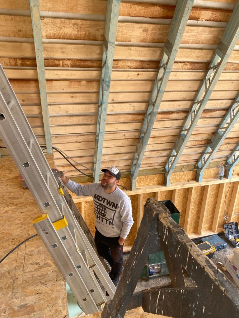 Maria, Marius și cei doi copii ai lor vin la cabană de trei ori pe săptămână