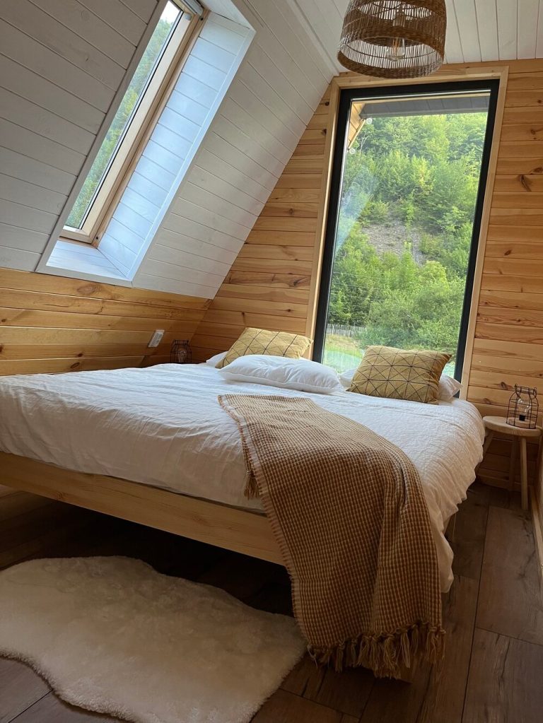 Construcția a costat 110.000 de euro, iar mobilierul undeva la 15.000 de euro