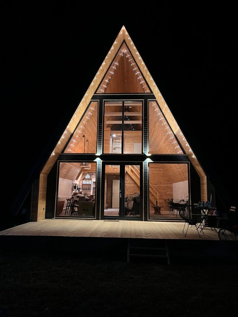 Cabana este în localitatea Mălaia, județul Vâlcea, pe drumul care duce spre Transalpina