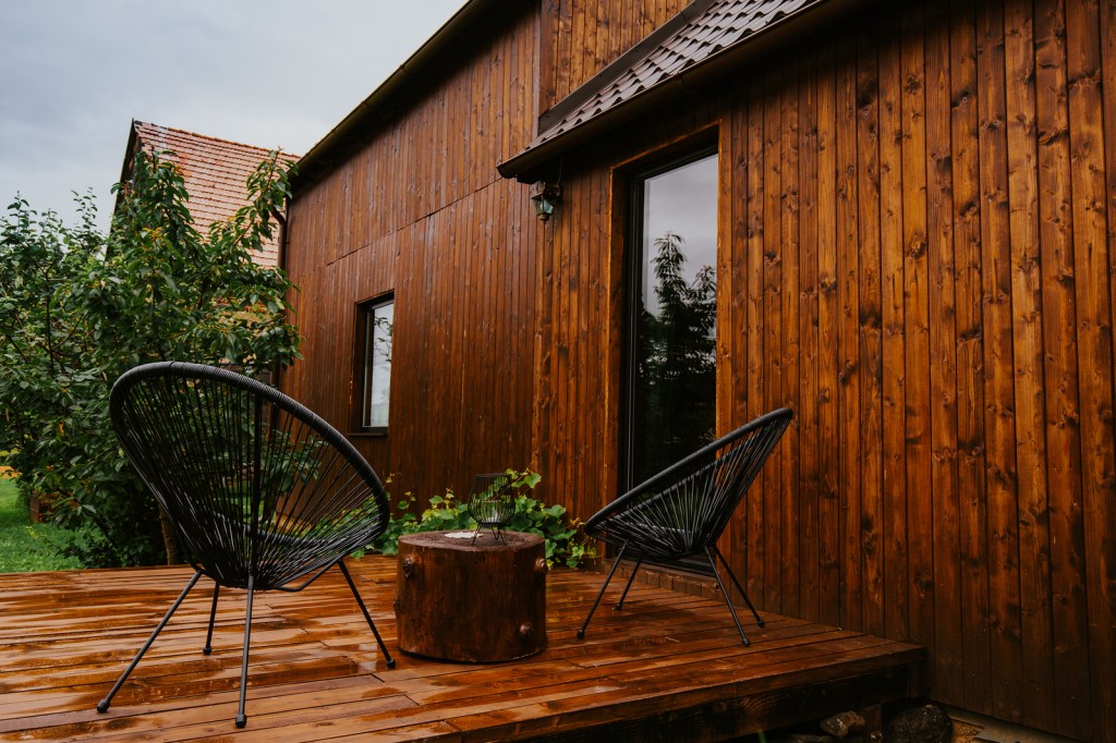 Au 4000 de metri pătrați, unde se află casa lor, casa de oaspeți, dar și o șură veche de 75 de ani