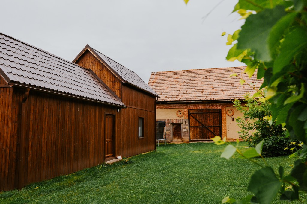 Au 4000 de metri pătrați, unde se află casa lor, casa de oaspeți, dar și o șură veche de 75 de ani