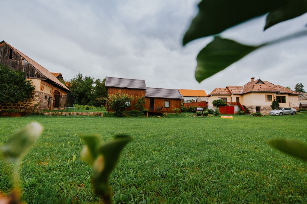 Au 4000 de metri pătrați, unde se află casa lor, casa de oaspeți, dar și o șură veche de 75 de ani