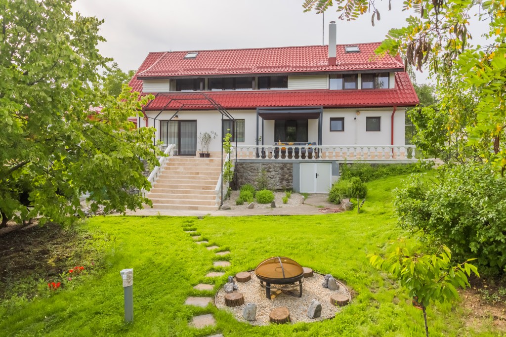 casa de pe lac exterior