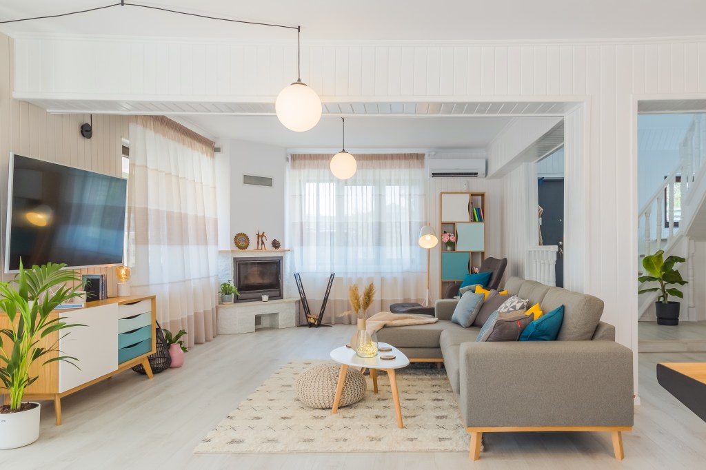 casa de pe lac living