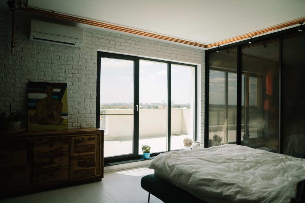 penthouse dormitor cu acces către terasa