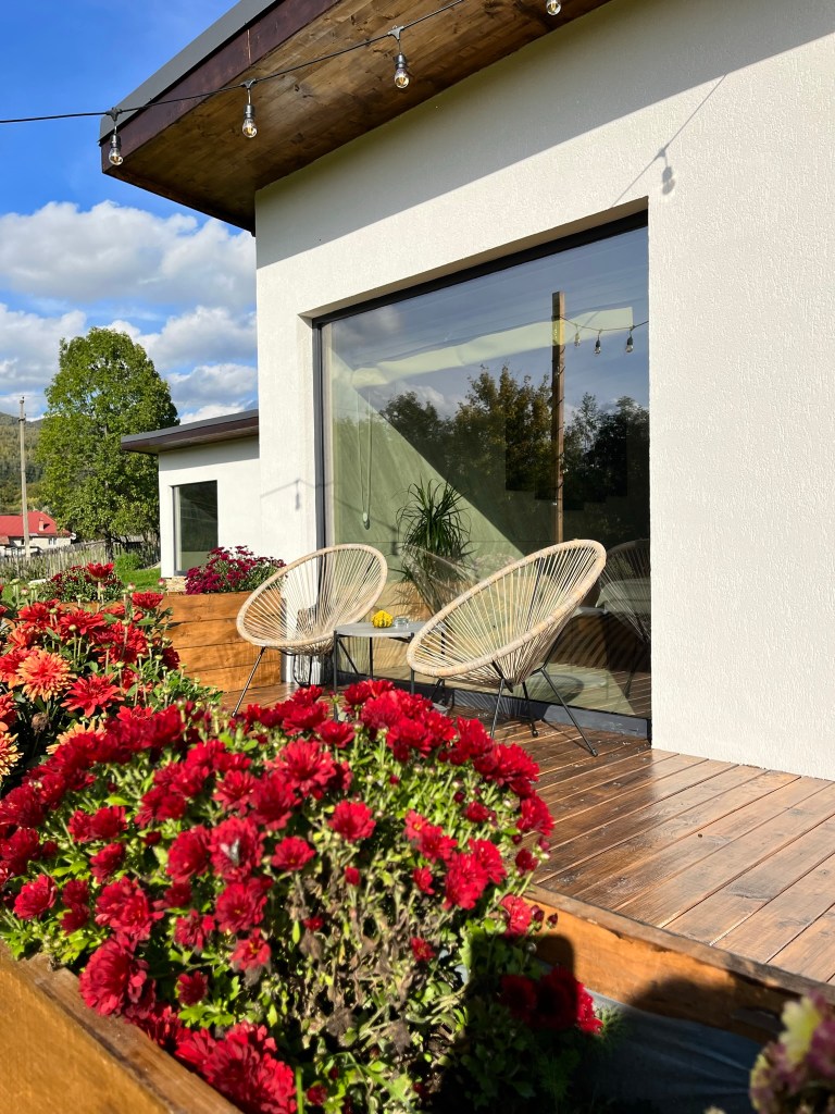 Terasa de lemn are o suprafață de 30 de metri pătrați și este înconjurată de flori