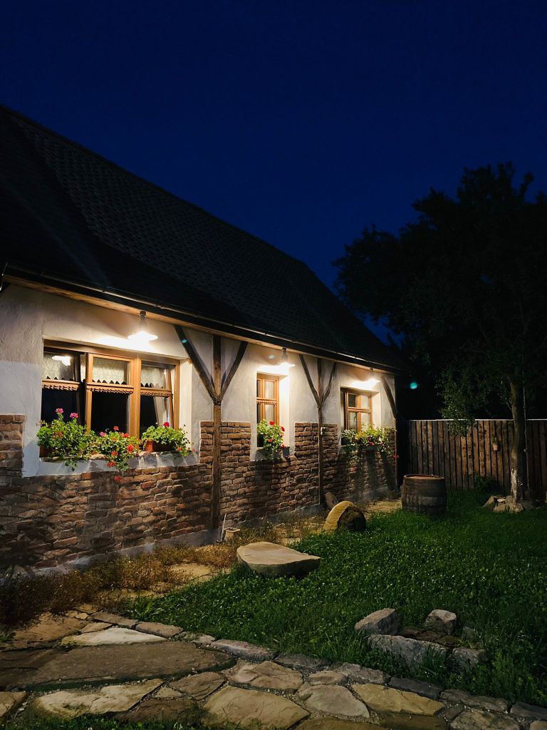Chiar dacă locuiește în altă țară, pentru Flavius, casa bunicilor rămâne „acasă”