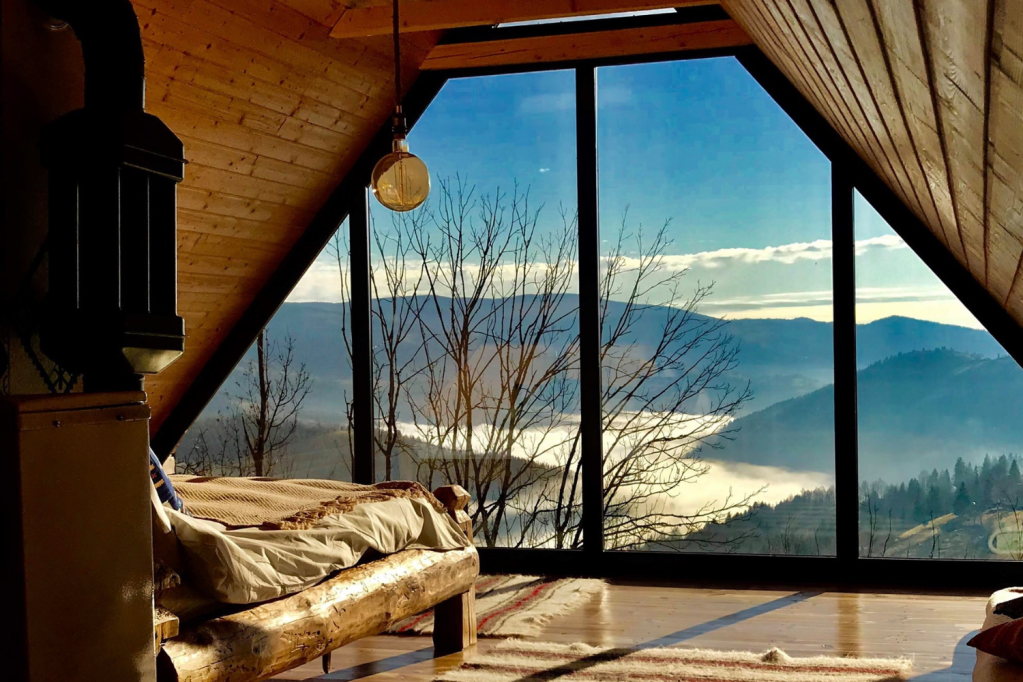 casa veche geam mansarda