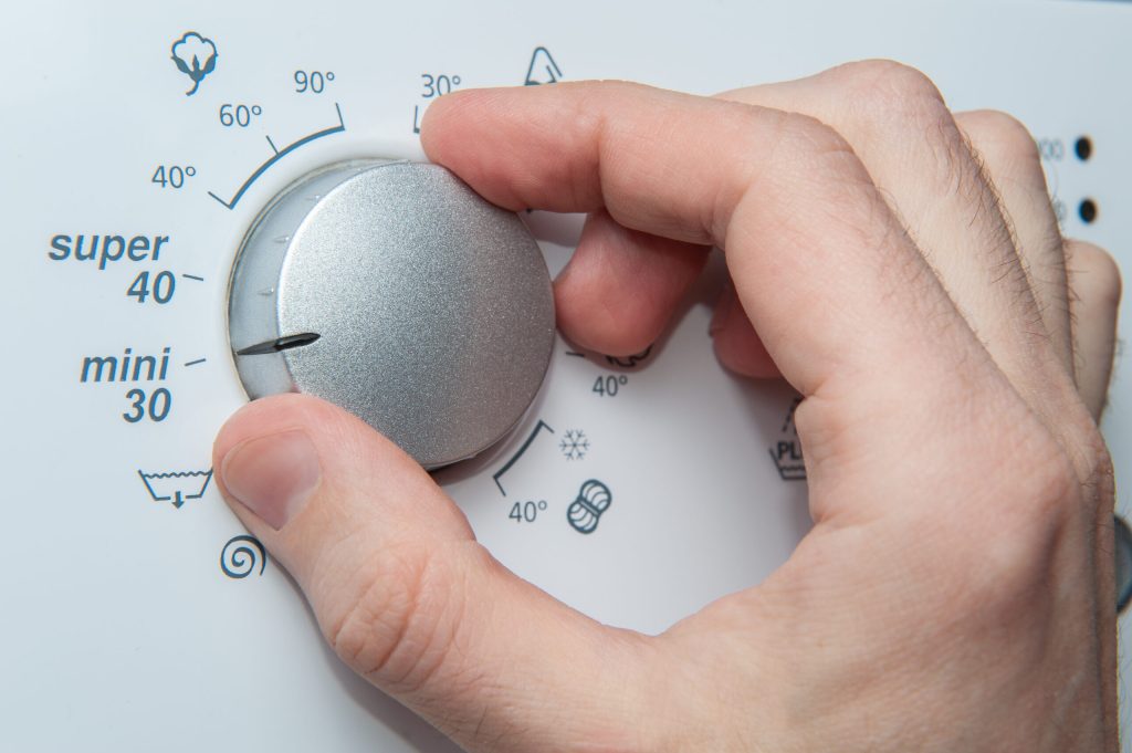 economisire energie electrica studiu ariel shutterstock