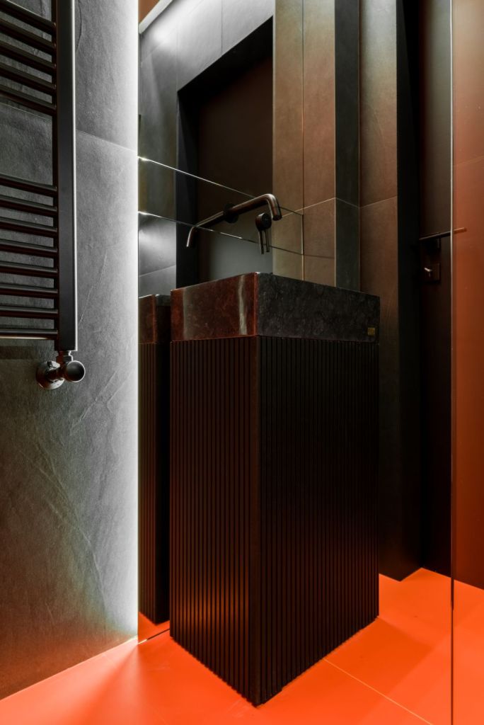 lavoar freestanding amenajare baie portocalie apartament mic
