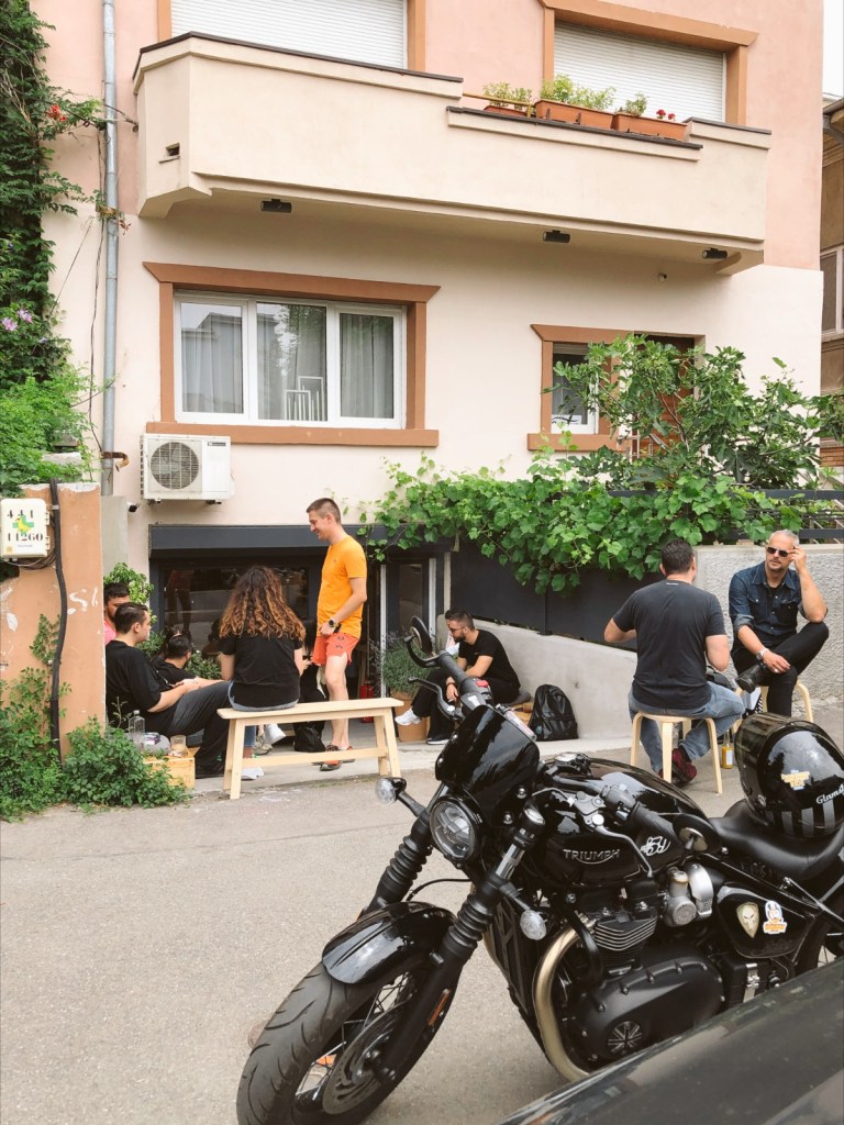 Coffee shop-ul are o terasă micuță, scăldată de soare