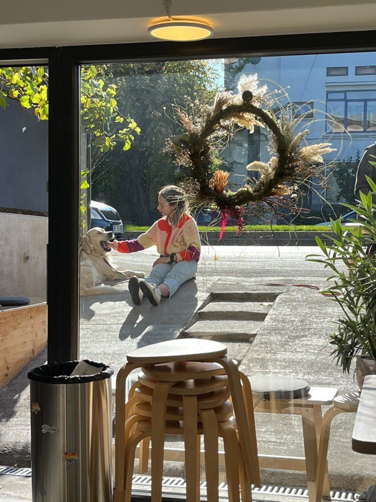 Coffee shop-ul are o terasă micuță, scăldată de soare