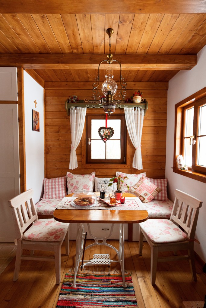 cabană munții Apuseni dining