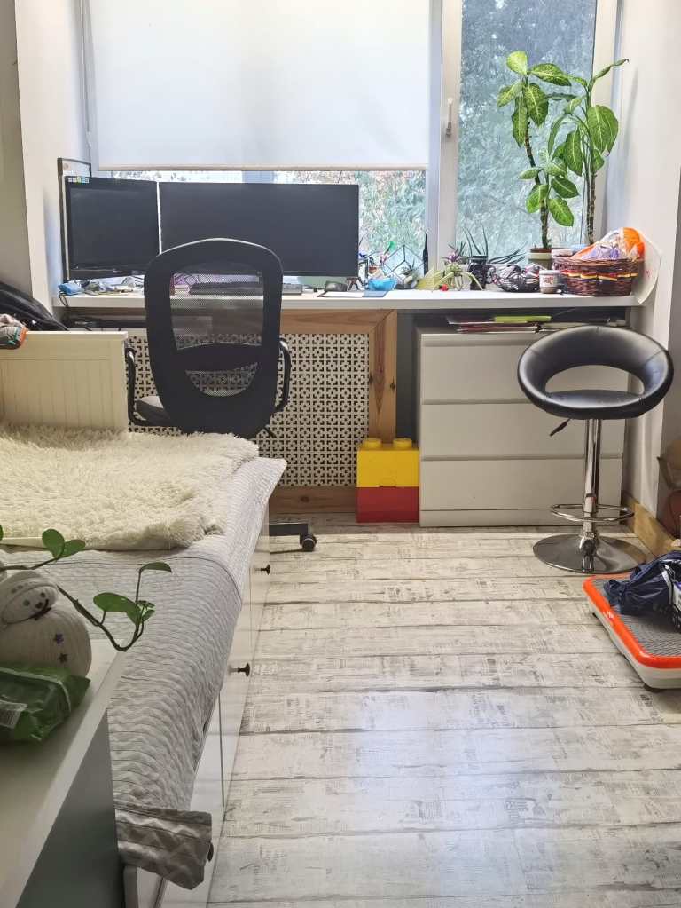 Una dintre camere este amenajată masculin, de soțul ei și fiul lor