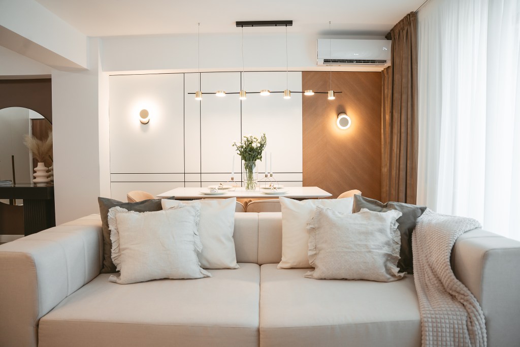 apartament cu două camere canapea