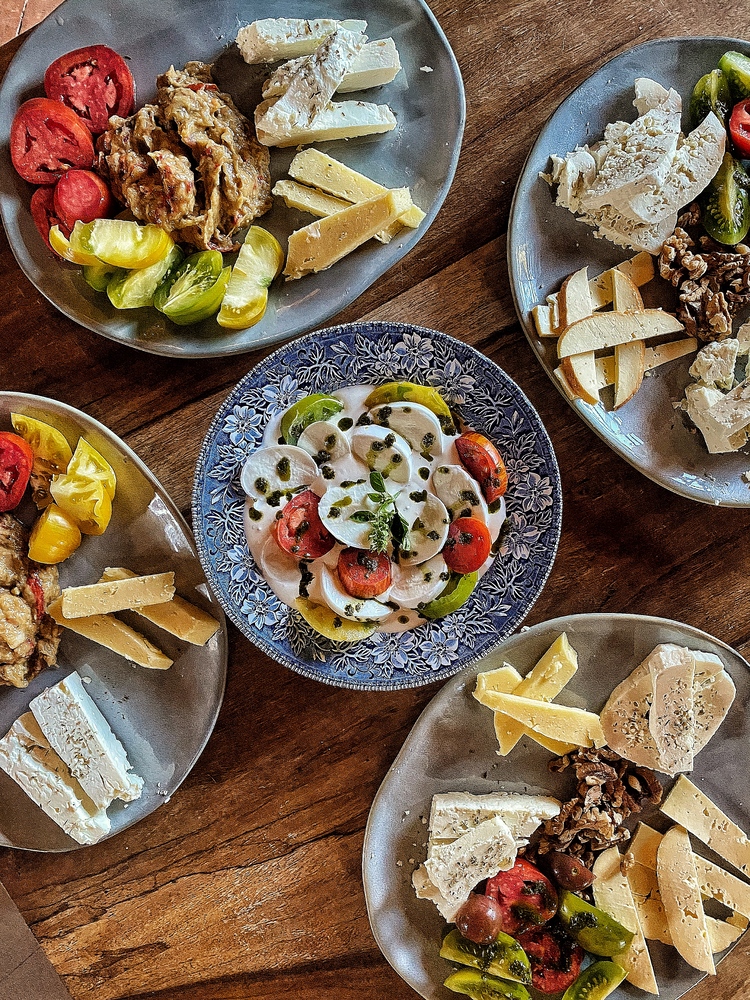 Viscri 32 este și unul dintre cele mai cunoscute spații gastronomice de pe culoarul turistic Brașov-Sighișoara