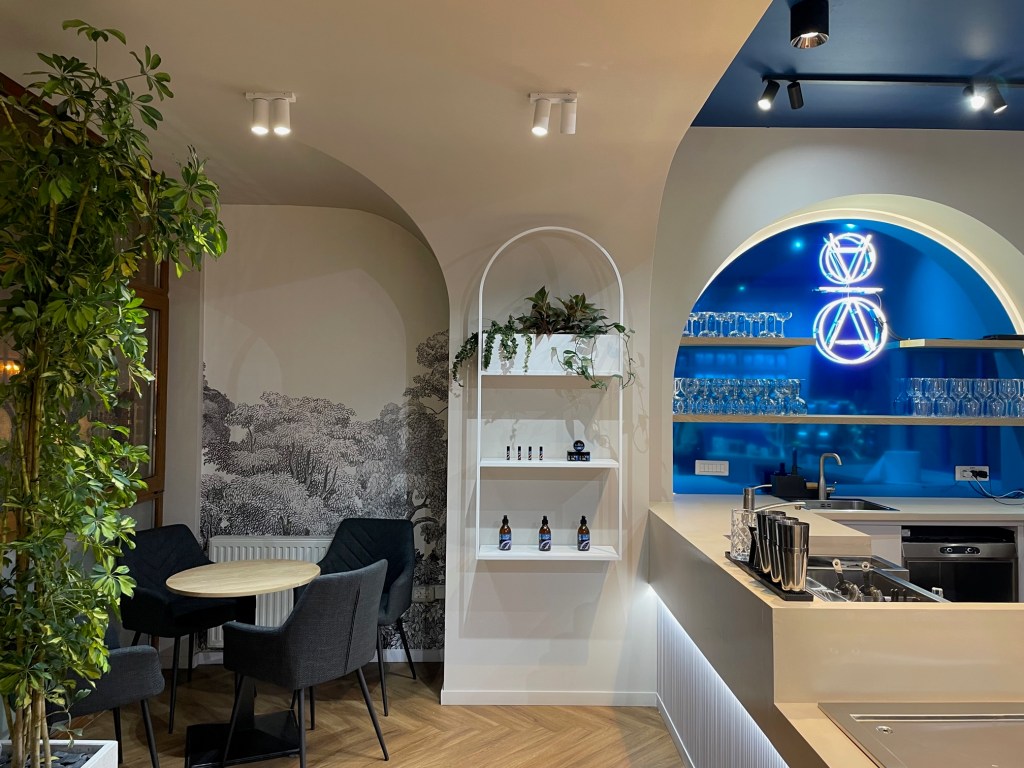 Cafeneaua are o fațadă cu aer british
